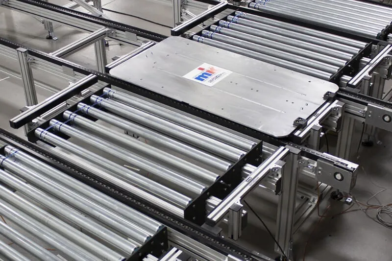 Powered roller and chain conveyor with pallet